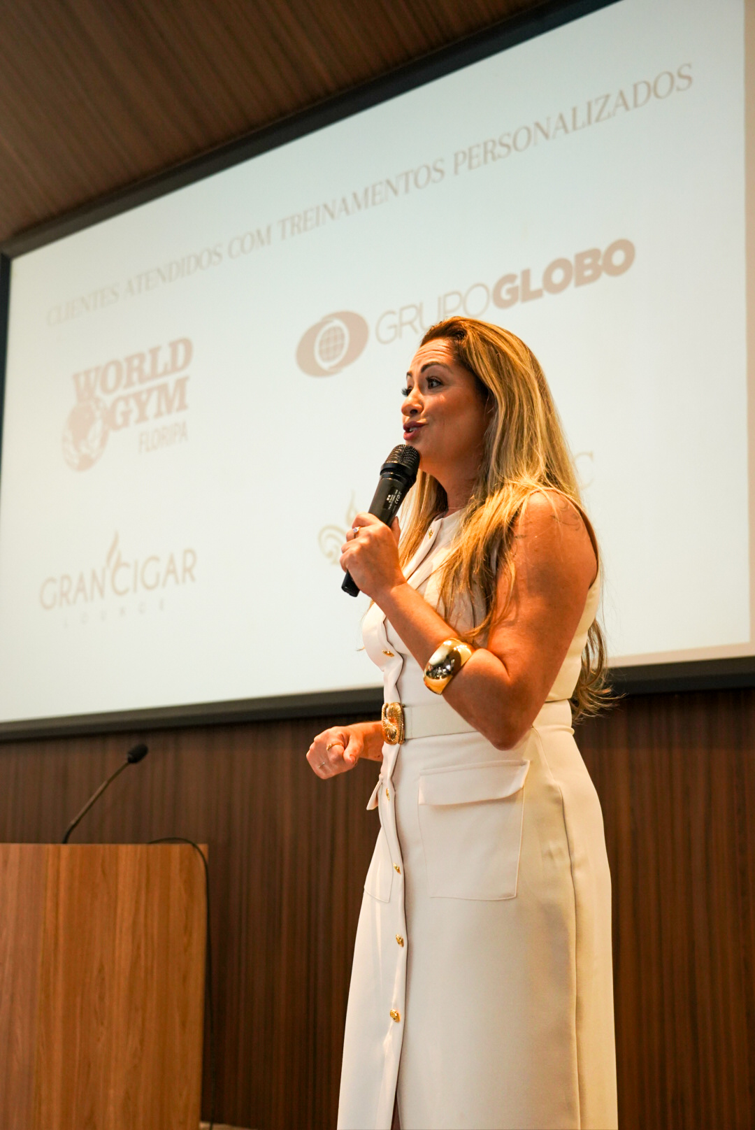 Clarissa Carvalho conduzindo um treinamento corporativo